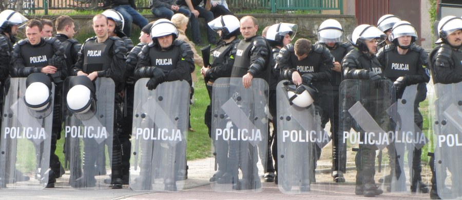 Dolnośląscy policjanci współpracując z funkcjonariuszami z województwa wielkopolskiego udaremnili możliwość tzw. „ustawki” pseudokibiców sympatyzujących z zespołami piłkarskimi z Wrocławia i Warszawy. Do „spotkania” miało dojść w kompleksie leśnym na terenie województwa wielkopolskiego. W trakcie prowadzonych działań wylegitymowano blisko 100 osób. W samochodach kiboli znaleziono ochraniacze i rękawice bokserskie. Dzięki szybkim i zdecydowanym działaniom nie doszło do konfrontacji obu grup.