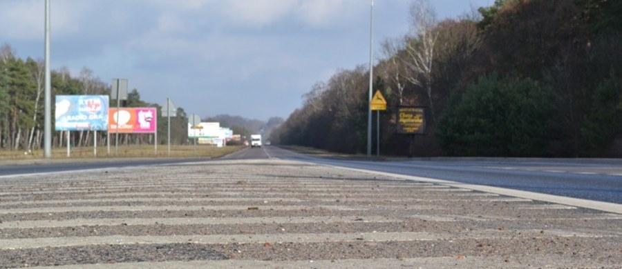 Prawdopodobnie to pęd powietrza otworzył plecak motocyklisty, który jechał drogą nr 7 w okolicy Elbląga. Z plecaka zaczęły wypadać pieniądze. Leżącą na jezdni gotówkę pozbierał policjant z Nowego Dworu Gdańskiego, który po służbie jechał do Elbląga. Zebrane banknoty w kwocie blisko 8 tysięcy złotych pozostawił dyżurnemu komendy. Ich właściciel został już ustalony.