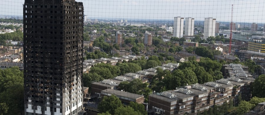Amerykańska firma wstrzymała sprzedaż paneli, które zastosowano w londyńskim wieżowcu Grenfell Tower. Prawdopodobnie przyczyniły się do one do pożaru, w którym zginęło co najmniej 79 osób. Mieszkańcy dzielnicy Kensington wystosowali otwarty list do premier Theresy May, w którym domagają się ustalenia wszystkich osób i firm odpowiedzialnych za wybuch ognia - informuje z Wysp nasz korespondent Bogdan Frymorgen.