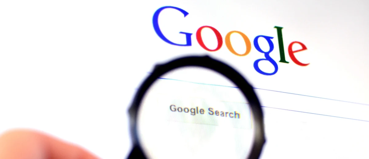 Komisja Europejska poinformowała we wtorek o nałożeniu na koncern Google ponad 2,4 mld euro kary za nadużywanie dominującej pozycji na rynku wyszukiwarek internetowych. Zdaniem Brukseli, koncern faworyzował własny serwis zakupowy w wynikach wyszukiwania. Firma Google odrzuciła decyzję KE. Korporacja rozważa odwołanie się od decyzji.