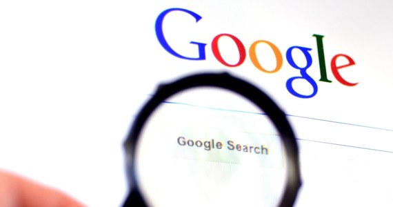Komisja Europejska poinformowała we wtorek o nałożeniu na koncern Google ponad 2,4 mld euro kary za nadużywanie dominującej pozycji na rynku wyszukiwarek internetowych. Zdaniem Brukseli, koncern faworyzował własny serwis zakupowy w wynikach wyszukiwania. Firma Google odrzuciła decyzję KE. Korporacja rozważa odwołanie się od decyzji.