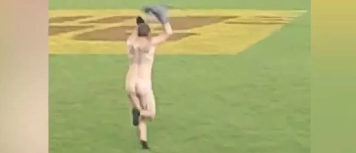 W sobotę 24 czerwca Nowa Zelandia pokonała drużynę British & Irish Lions 30:15 w pierwszym z test meczów. Więcej niż o samym spotkaniu, mówi się jednak o nagim mężczyźnie, który wbiegł na boisko tuż po ostatnim przyłożeniu w tym starciu, czym wywołał aplauz widowni. 