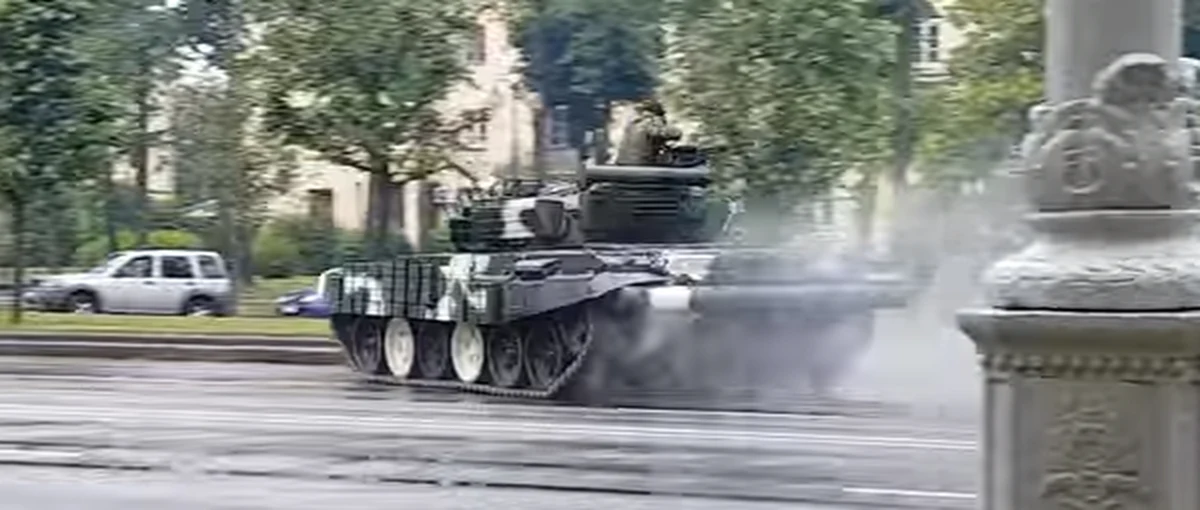 Podczas próby generalnej przed wojskową paradą w Mińsku na Białorusi Czołg T-72 wpadł w poślizg w centrum miasta i z ogromna siłą uderzył w uliczną latarnie i drzewo. Pojazd prawie się wywrócił. 