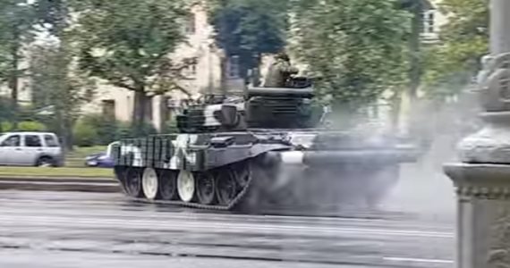 Podczas próby generalnej przed wojskową paradą w Mińsku na Białorusi Czołg T-72 wpadł w poślizg w centrum miasta i z ogromna siłą uderzył w uliczną latarnie i drzewo. Pojazd prawie się wywrócił. 