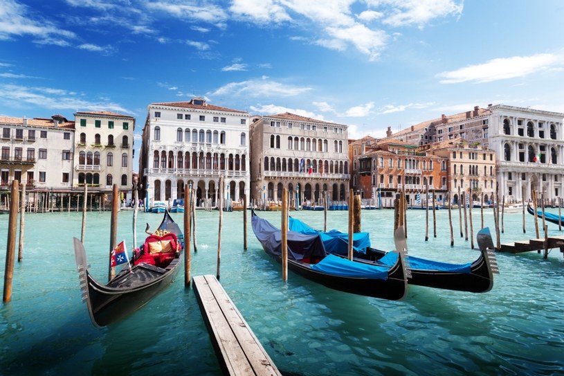 UNESCO zaleciło umieszczenie Wenecji na liście zagrożonego dziedzictwa i wezwało włoski rząd do rozwiązania "odwiecznych problemów" miasta, które od lat zmaga się ze zbyt dużą liczbą turystów i skutkami zmian klimatu.