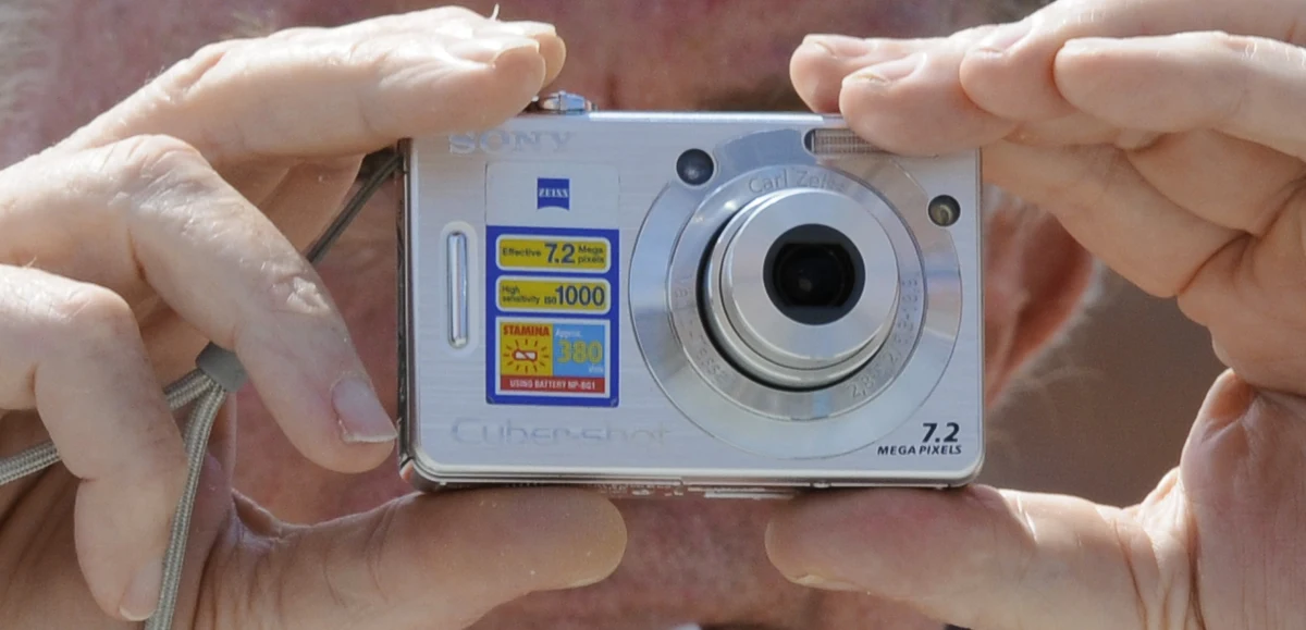 Masz w domu niepotrzebne rzeczy, ale czujesz się do nich przywiązany, nie chcesz nikomu sprzedać lub oddać? Zrób im zdjęcia - rozstanie przyjdzie ci łatwiej. Taki prosty sposób przezwyciężenia naszej skłonności do gromadzenia przedmiotów wymyślili naukowcy z Pennsylvania State University, Ohio State University i University of Texas w Austin. Wyniki ich badań wskazują, że zwykłe zdjęcia mogą zaspokoić nasze sentymentalne potrzeby i sprawić, że chętniej pozbędziemy się tego, co niepotrzebne.