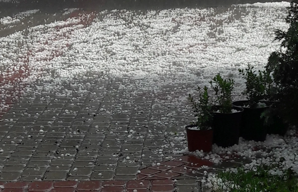 Gwałtowne burze z gradem przechodzą nad południową Polską. Na Gorącą linię RMF FM informujecie nas m.in. o oberwaniu chmury w okolicach Jasła na Podkarpaciu.