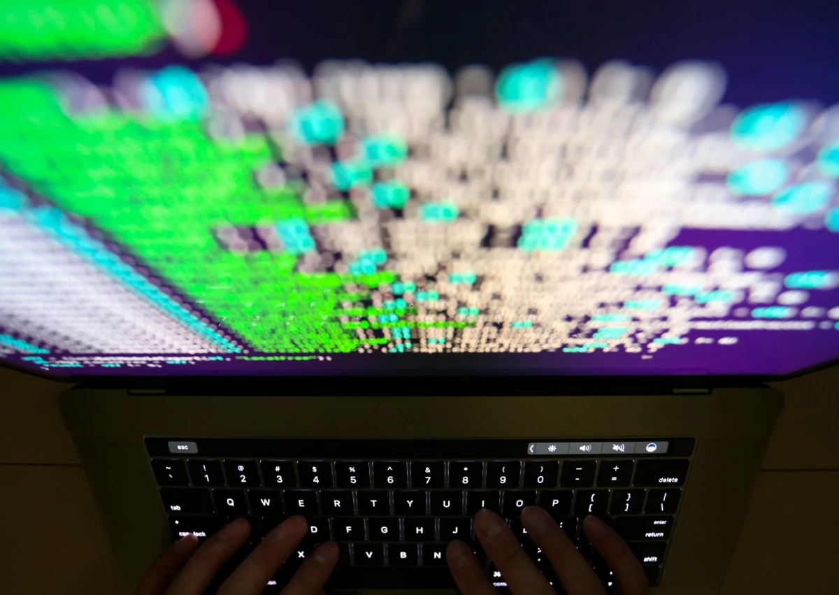 Zmasowany cyberatak na firmy i instytucje w całej Europie. Najbardziej uderzył on w Ukrainę. Tam celem stały się: system bankowy i telekomunikacyjny, rządowe sieci komputerowe, najważniejsze lotniska w kraju, ciepłownie, elektrownie oraz metro w Kijowie. Hakerzy zarazili też wirusem m.in. sieć komputerową nieczynnej elektrowni atomowej w Czarnobylu. Skutki ataku są odczuwalne również w Rosji - zainfekowano m.in. serwery państwowego koncernu naftowego Rosnieft. Ofiarą ataków hakerskich padł również m.in. duński koncern A.P. Moeller-Maersk działający głównie w branży transportu morskiego i energii, brytyjska firma WPP - gigant z branży reklamy i public-relations oraz terminale w największym w Europie porcie w Rotterdamie. Fala ataków hakerskich dotarła także do USA, gdzie pierwszym celem stał się koncern farmaceutyczny Merck. Za utrudnienia związane z siecią informatyczną przepraszają polskie firmy Inter Cars i Rabben. Choć ich komunikaty nie mówią tego wprost, wszystko wskazuje na to, że kłopoty spowodowane są atakiem hakerskim. Premier Beata Szydło zwołała na środę na godzinę 11 posiedzenie rządowego zespołu zarządzania kryzysowego.