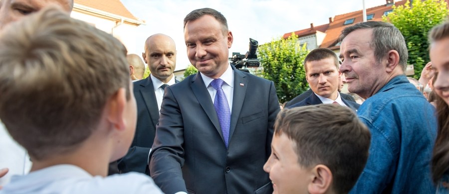 Ktoś być może chce, by Polacy zobaczyli bijatykę na Krakowskim Przedmieściu, by obraz pięknego comiesięcznego upamiętnienia katastrofy smoleńskiej został wypaczony - stwierdził prezydent Andrzej Duda w wywiadzie dla "Gazety Polskiej". Cała rozmowa ukaże się w środę.