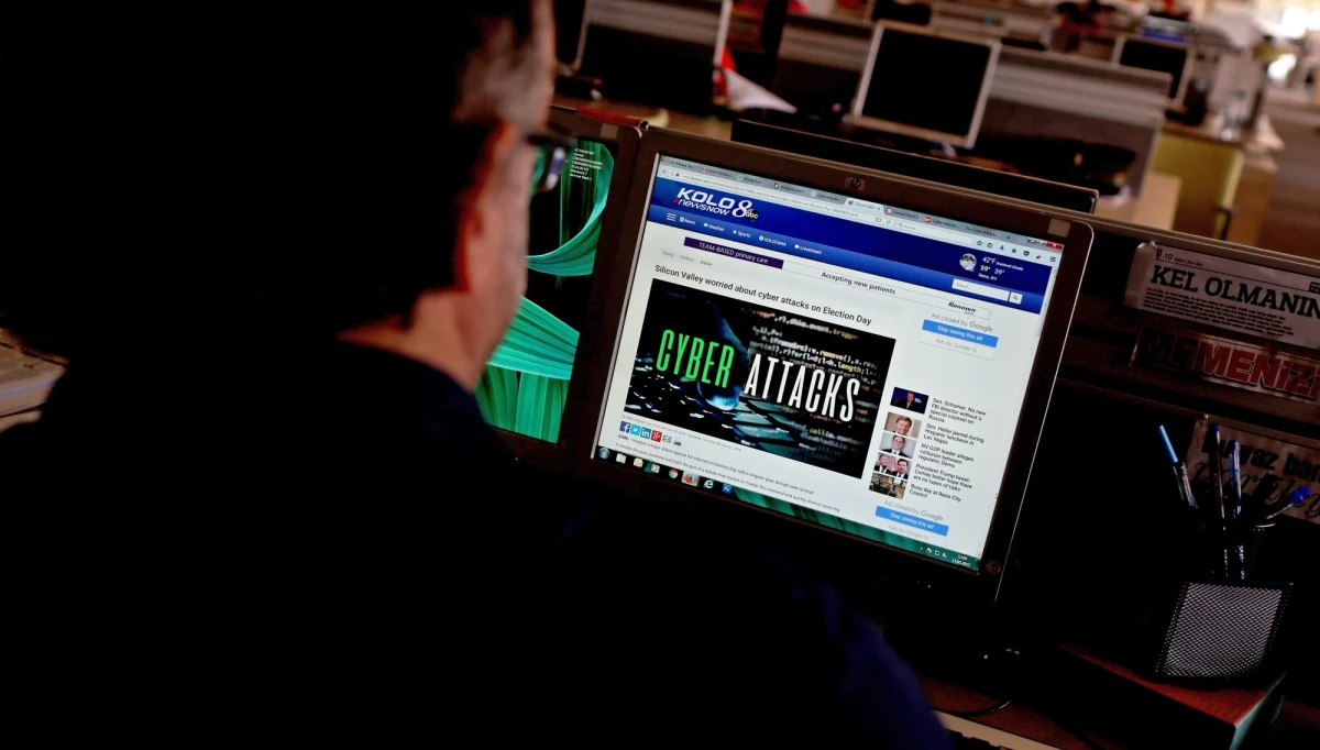 "Premier Beata Szydło zwołała na środę na godz. 11 Rządowy Zespół Zarządzania Kryzysowego w związku z atakami cybernetycznymi" - poinformował na Twitterze rzecznik rządu Rafał Bochenek. Ofiarą hakerów padły systemy komputerowe m.in. na Ukrainie, Danii, Wlk. Brytanii i Holandii. Szwajcarskie służby ds. cyberbezpieczeństwa podały, że za awarie odpowiedzialny jest wirus typu ransomware znany jako Petya.