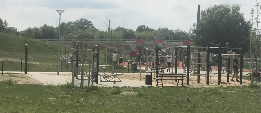 ​Nasze dzieci po powrocie z placu zabaw miały nieprzyjemne szczypanie i bóle - skarżą się w rozmowie z RMF FM mieszkańcy radomskiej dzielnicy Ustronie. Od kilku dni na jednym z największych publicznych placów zabaw kopie prąd.