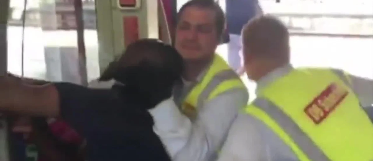 Dwóch kontrolerów biletów niemieckiej kolejki S-Bahn w Monachium brutalnie wyprowadziło z pociągu jednego z pasażerów. Mężczyzna nie miał biletu uprawniającego do przejazdu. Brutalną interwencję nagrał jeden ze świadków. Na filmie widać, jak kontrolerzy próbują wyprowadzić czarnoskórego mężczyznę, ale ten chwyta się barierki i stawia opór. Ostatecznie kontrolerom udaje się go obezwładnić i wyprowadzić. W tle słychać głosy innych pasażerów oskarżających ich o rasizm. 