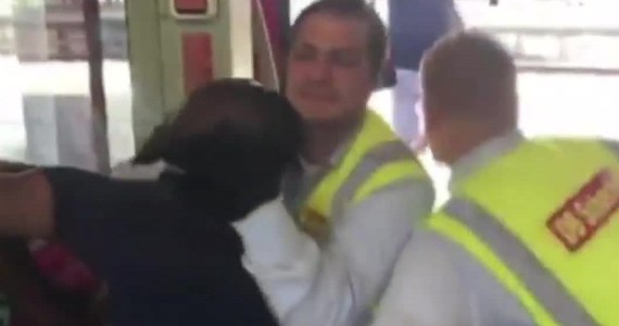 Dwóch kontrolerów biletów niemieckiej kolejki S-Bahn w Monachium brutalnie wyprowadziło z pociągu jednego z pasażerów. Mężczyzna nie miał biletu uprawniającego do przejazdu. Brutalną interwencję nagrał jeden ze świadków. Na filmie widać, jak kontrolerzy próbują wyprowadzić czarnoskórego mężczyznę, ale ten chwyta się barierki i stawia opór. Ostatecznie kontrolerom udaje się go obezwładnić i wyprowadzić. W tle słychać głosy innych pasażerów oskarżających ich o rasizm. 