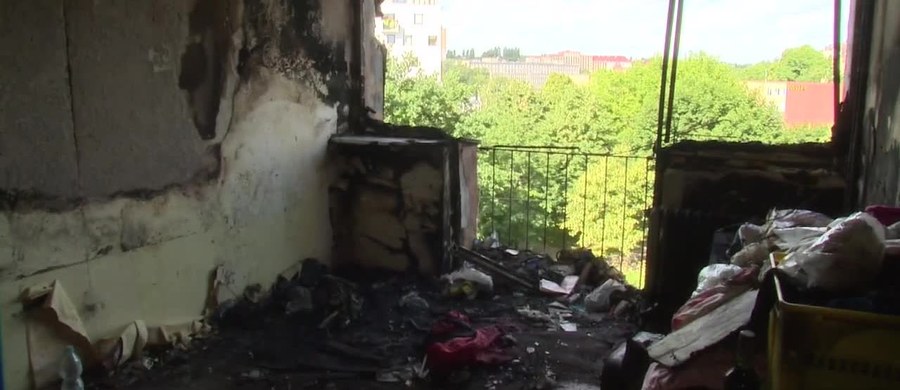 W wyniku wybuchu i późniejszego pożaru w wieżowcu w Szczecinie kilka rodzin straciło swój dorobek życia. Ogień pochłonął niemal wszystko. Mieszkańcom pozostały jedynie zwęglone okna, drzwi i ściany. "Trzy mieszkania zostały wyłączone z użytkowania" - poinformował prezes spółdzielni mieszkaniowej "Wspólny Dom" Adam Humienik.