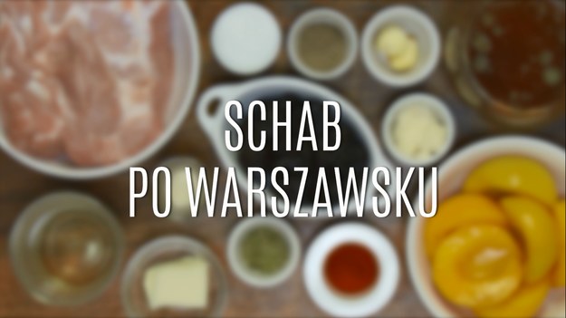 Schab po warszawsku to genialny sposób na przyrządzenie wyjątkowej przekąski - nie tylko na świąteczny stół! Zachwyca nie tylko swoim wyglądem, ale przede wszystkim bogactwem smaku: łączy się tu słodkie brzoskwinie, wędzone śliwki i aromatycznie przyrządzony schab, a wszystko podane w wybornej galarecie na bulionie! Nadziewany, pieczony schab będzie i kruchy, i soczysty, a całości smaku dopełni odrobina białego wina. Poznajcie nasz prosty przepis na schab po warszawsku!