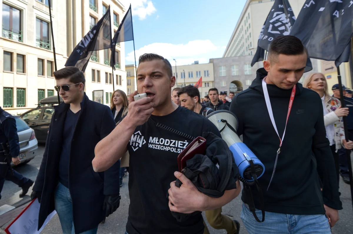 Podczas sobotniej manifestacji w Radomiu, członkowie Komitetu Obrony Demokracji zaatakowali jednego z kontrmanifestantów. Działacze Młodzieży Wszechpolskiej stanęli w jego obronie - oświadczył rzecznik prasowy MW, Mateusz Pławski.