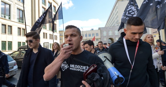 Podczas sobotniej manifestacji w Radomiu, członkowie Komitetu Obrony Demokracji zaatakowali jednego z kontrmanifestantów. Działacze Młodzieży Wszechpolskiej stanęli w jego obronie - oświadczył rzecznik prasowy MW, Mateusz Pławski.