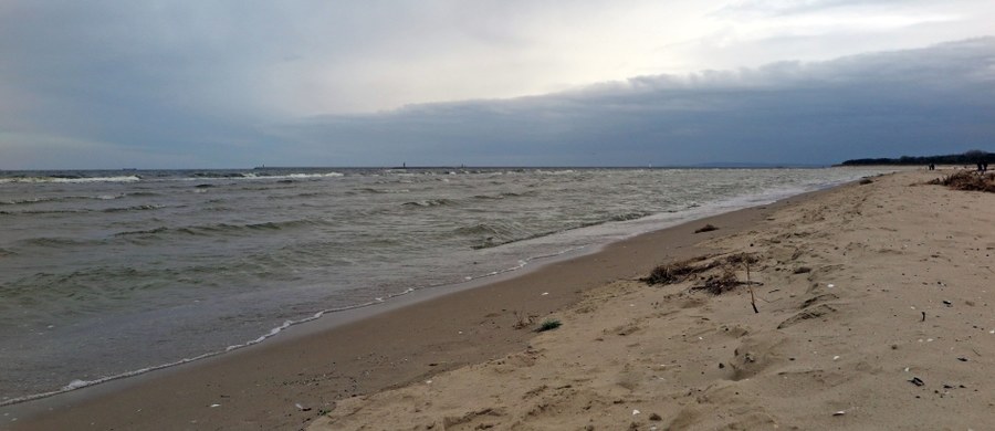 Dramatyczna akcja ratunkowa na plaży w Niechorzu w Zachodniopomorskiem. Fale wciągnęły 10-latka. 