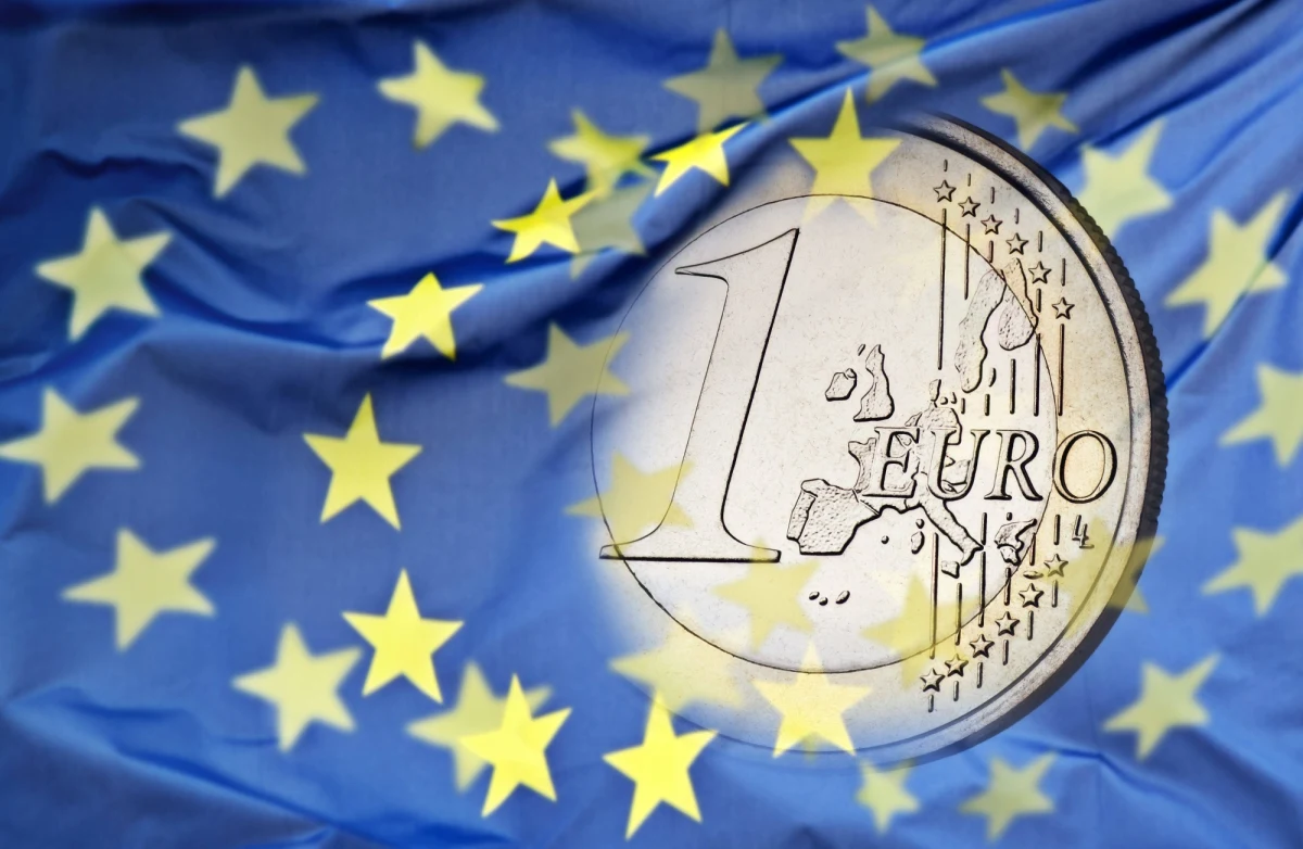 Komisja Europejska nie uzależnia przyszłych unijnych funduszy po 2020 roku od przyjmowania uchodźców czy praworządności. Potwierdziły się więc moje wcześniejsze informacje. Komisja zwraca uwagę na znaczenie zasad państwa prawa dla inwestycji i rozwoju biznesu (robiła to także w swoich poprzednich dokumentach). To bardzo delikatny ruch po długim okresie straszenia nas odbieraniem funduszy. Można powiedzieć: z dużej chmury mały deszcz. Jednak nie ogłaszałabym pełnego zwycięstwa, gdyż nie oznacza to, że KE całkowicie zrezygnowała z prób ukarania Polski finansowo.