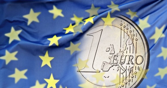 Komisja Europejska nie uzależnia przyszłych unijnych funduszy po 2020 roku od przyjmowania uchodźców czy praworządności. Potwierdziły się więc moje wcześniejsze informacje. Komisja zwraca uwagę na znaczenie zasad państwa prawa dla inwestycji i rozwoju biznesu (robiła to także w swoich poprzednich dokumentach). To bardzo delikatny ruch po długim okresie straszenia nas odbieraniem funduszy. Można powiedzieć: z dużej chmury mały deszcz. Jednak nie ogłaszałabym pełnego zwycięstwa, gdyż nie oznacza to, że KE całkowicie zrezygnowała z prób ukarania Polski finansowo.