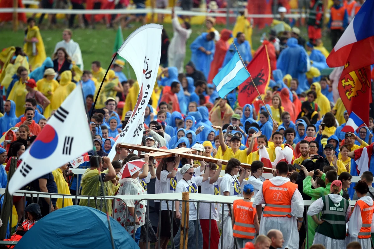 "Polska? To podobno piękny kraj. I bardzo mili ludzie" - takie słowa usłyszałem we wrześniu ubiegłego roku od właścicielki pewnego hoteliku, gdzieś daleko w Zimbabwe. W pierwszym odruchu pomyślałem sobie, że to tylko taki kurtuazyjny zwrot, wiec trochę prowokacyjnie zapytałem, na jakiej podstawie tak twierdzi. A ona mi na to, że duża grupa młodych ludzi z  ich miasta była niedawno na Światowych Dniach Młodzieży w Polsce i po powrocie dużo o tym opowiadali. "Bo wiecie, my jesteśmy katolikami" - dodała. Kurtuazja? Może. Ale poparta rzetelną i życzliwą wiedzą. 