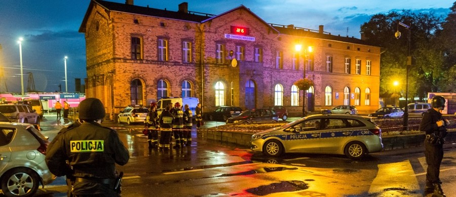 Siedem godzin trwał postój pociągu relacji Warszawa - Berlin na stacji w Mogilnie w woj. kujawsko-pomorskim. Powodem była informacja o podłożeniu bomby. Na szczęście alarm okazał się fałszywy. Cały skład został przeszukany przez policjantów z psami. Ok. godz. 10 pociąg dotarł do Berlina.