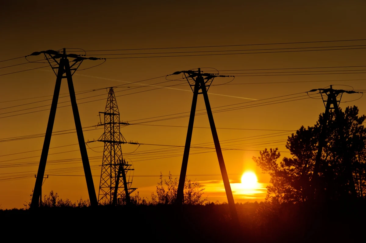 W środę, o godz. 13.30 padł rekord zapotrzebowania na moc w systemie energetycznym - potrzebowaliśmy aż 22 883 MW - pisze "Rzeczpospolita". To skutek rozpoczynającej się fali upałów, przed czym ostrzega Instytut Meteorologii i Gospodarki Wodnej.