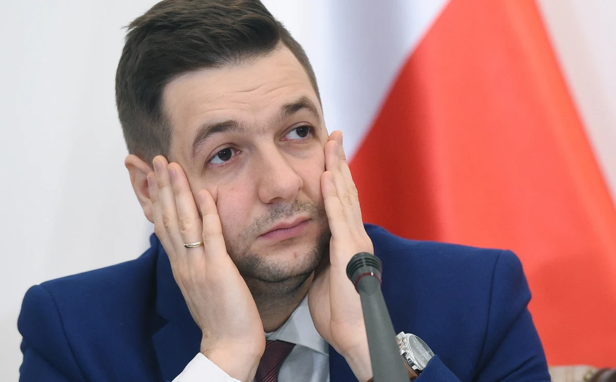 Będzie kolejne wezwanie dla Hanny Gronkiewicz-Waltz i będą kary dla wszystkich, którzy nie stawią się przed komisją - zapowiedział wiceminister sprawiedliwości i szef komisji weryfikacyjnej ds. reprywatyzacji, Patryk Jaki. " Państwo musi twardo rozliczyć się z tym złodziejstwem" – mówił w TVP Info .