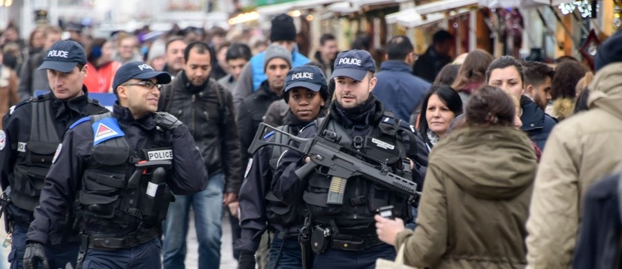 Francuska policja aresztowała mężczyznę, który próbował wjechać samochodem w tłum wiernych zgromadzonych przed meczetem w Creteil na przedmieściach Paryża. Nikt nie został ranny.