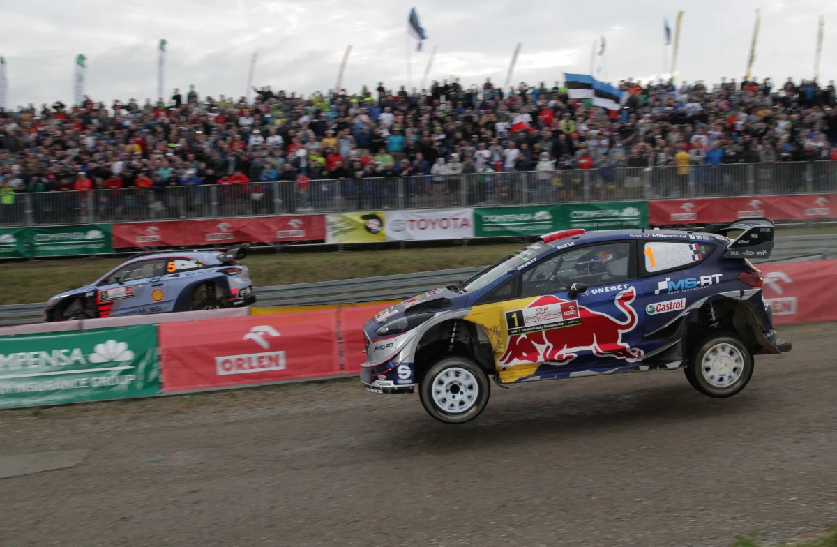 Estońscy kibice dominują wśród obcokrajowców, którzy przyjechali w tym roku na Mazury, by zobaczyć rywalizację kierowców podczas 74. Rajdu Polski. Są praktycznie wszędzie. W restauracjach, w porcie jachtowym i na rynku, w strefie serwisowej, gdzie mechanicy przygotowują samochody, na parkingach w pobliżu bazy rajdu, gdzie praktycznie co drugi kamper ma tablicę rejestracyjną tego kraju.