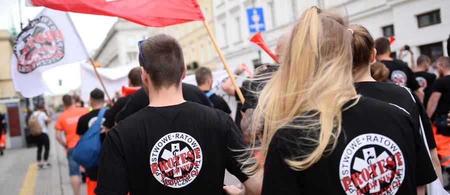 ​"Polaku naucz się ratować sam! Bo jak nas zabraknie, to samemu trzeba będzie się ratować" - pod tym hasłem w samo południe w szesnastu miastach wojewódzkich odbył się protest ratowników medycznych. Domagają się przede wszystkim podwyżek i większej liczby karetek.