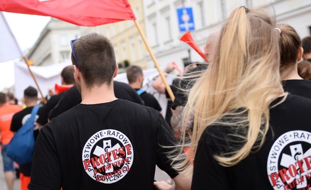 ​"Polaku naucz się ratować sam! Bo jak nas zabraknie, to samemu trzeba będzie się ratować" - pod tym hasłem w samo południe w szesnastu miastach wojewódzkich odbył się protest ratowników medycznych. Domagają się przede wszystkim podwyżek i większej liczby karetek.