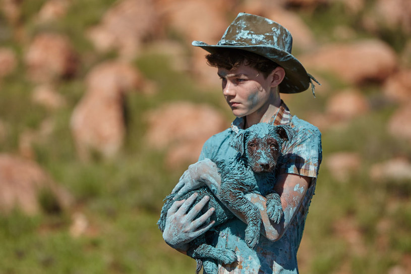 "Moje wakacje z Rudym" to pełna humoru i przygód, wakacyjna opowieść o wielkiej przyjaźni między jedenastoletnim chłopcem, a niezwykłym czerwonym psem osadzona w niepowtarzalnych plenerach krainy kangurów - Australii. 