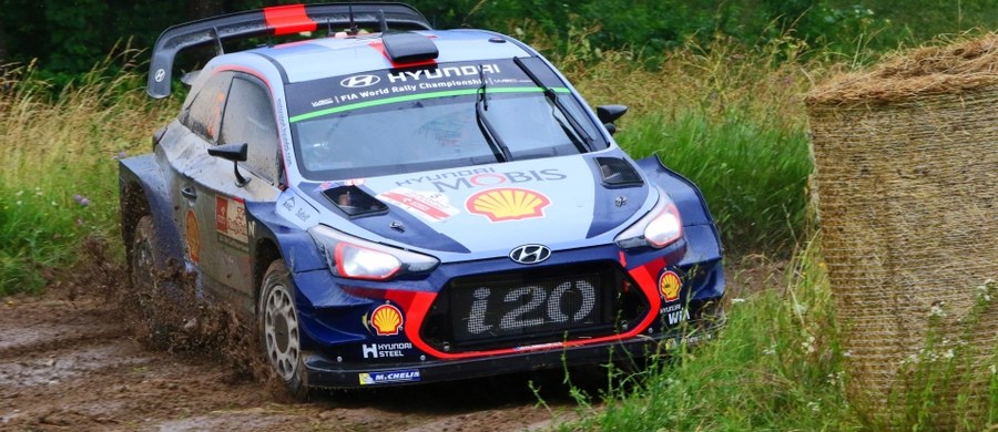 Belg Thierry Neuville (Hyundai I20 WRC) prowadzi w 74. Rajdzie Polski, 8. rundzie mistrzostw świata. Ostatni piątkowy odcinek specjalny na torze Mikołajki Arena wygrał, tak jak pierwszego dnia, Brytyjczyk Elfyn Evans jadący Fordem Fiestą WRC.