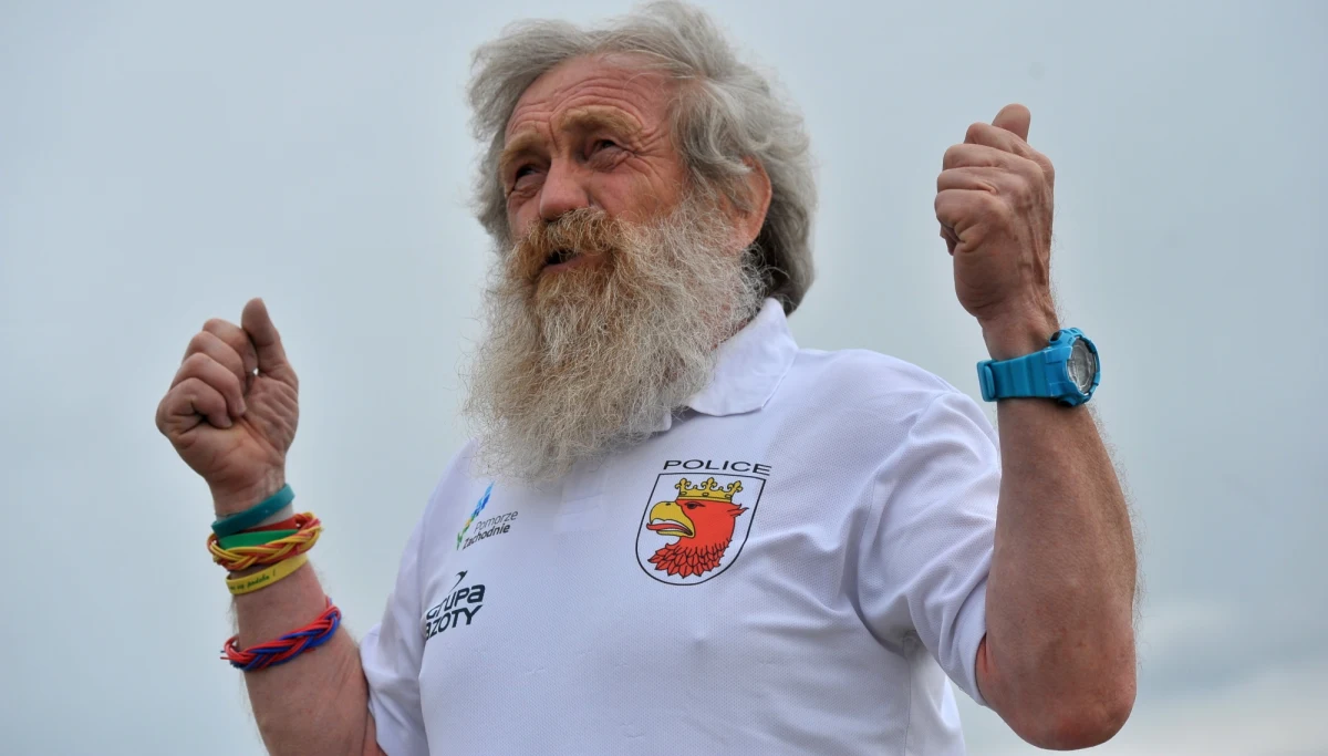 Słynny kajakarz z Polski Aleksander Doba - uratowany. Od kilku dni z uszkodzonym sterem dryfował po oceanie. Jak informuje nasz amerykański korespondent Paweł Żuchowski, Polak kontynuuje już rejs do Lizbony.