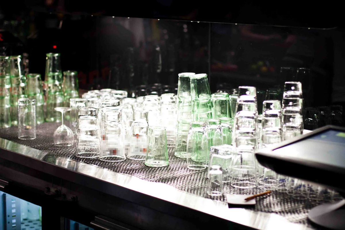 Gigantyczna akcja gdańskiej policji wymierzona w jeden z klubów nocnych, działających w ramach znanej sieci. W nocy do lokalu w śródmieściu Gdańska weszło kilkudziesięciu funkcjonariuszy, a także prokurator, biegli z zakresu i funkcjonariusze krajowej administracji skarbowej - dowiedział się nieoficjalnie reporter RMF FM. Zatrzymano 22 kobiety – to pracownice klubu. Chodzi o dodawanie do drinków środków psychoaktywnych i naciąganie odurzonych klientów na wysokie rachunki. 