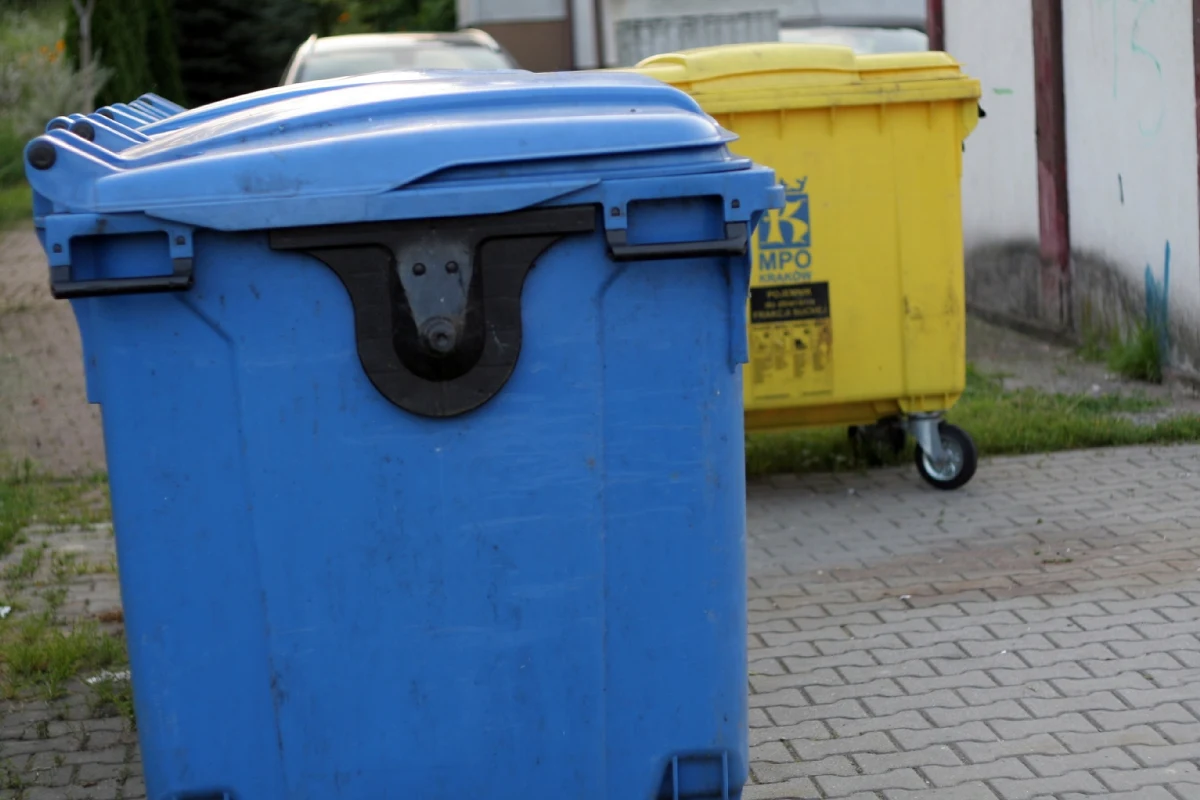 Wspólny dla całego kraju "czteropojemnikowy" system segregacji śmieci zacznie obowiązywać 1 lipca, jednak przewidziano okres przejściowy na jego wdrożenie. Większość dużych miast wprowadzi nowe zasady dopiero w 2018, a nawet 2019 r. - wynika z informacji uzyskanych w magistratach.