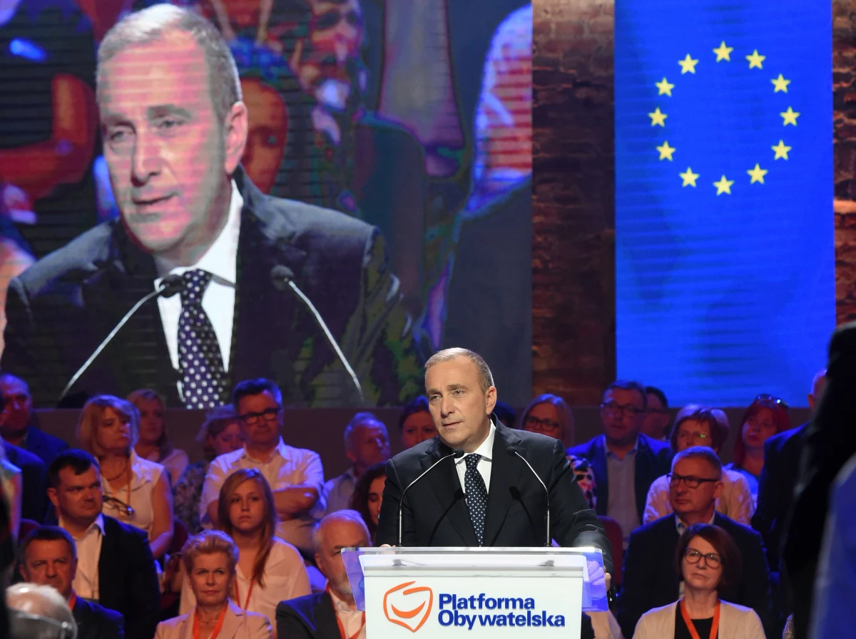 "Polacy mają do wyboru dwie wizje: Jarosława Kaczyńskiego - państwa autorytarnego, budowanego na nienawiści, dryfującego po peryferiach Europy i wizję PO - kraju wolnego, solidarnego, bezpiecznego i europejskiego" - mówił lider Platformy Grzegorz Schetyna podczas Rady Krajowej partii. "Nie spodziewaliśmy się, że władza PiS będzie tak zła dla Polski, dla jej miejsca w Europie, dla zwykłych Polaków, a tak dobra dla siebie, dla swoich rodzin, dla swojej partii" - dodał. 