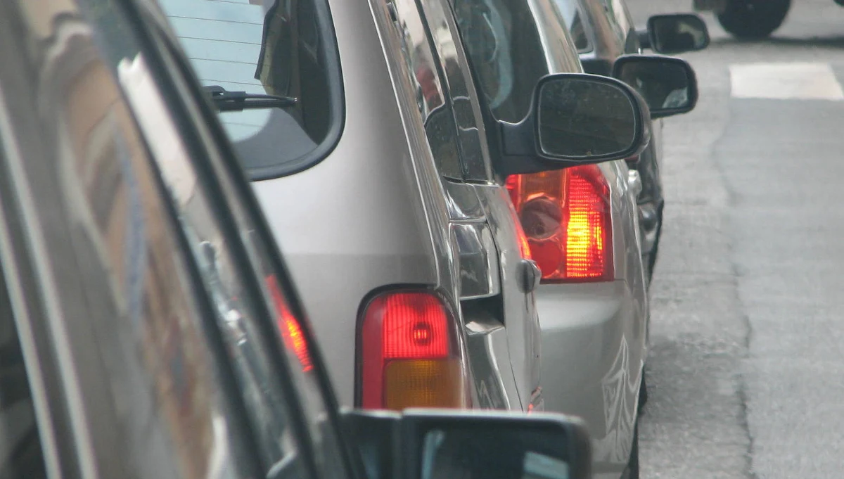 Zablokowana jest droga krajowa numer 6 w Karlinie w Zachodniopomorskiem. Nie ma informacji o rannych, ale trasę blokują trzy auta. ​Korkują się też trasy nad morze. Kierowcy, dzwoniący na Gorącą Linię ostrzegają, że potężny zator utworzył się koło Gorzowa Wielkopolskiego.