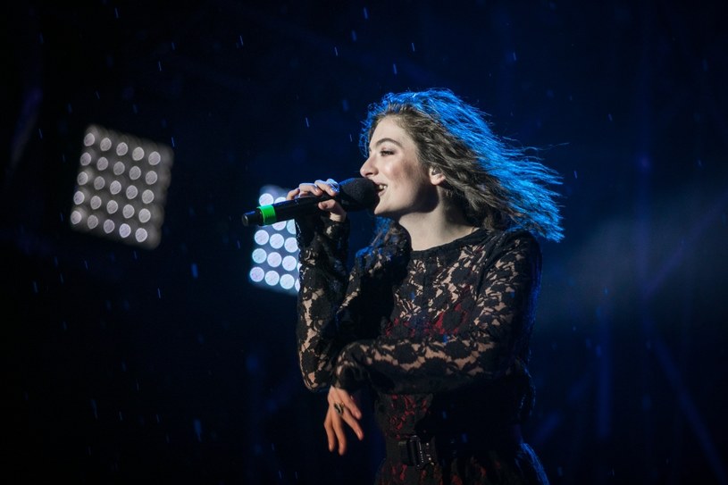 Zamykająca koncerty na scenie głównej Nowozelandka Lorde może nie miała szczęścia do pogody, ale z pewnością miała szczęście do publiczności, która - tak jak jej idolka - dzielnie znosiła obficie padający deszcz.