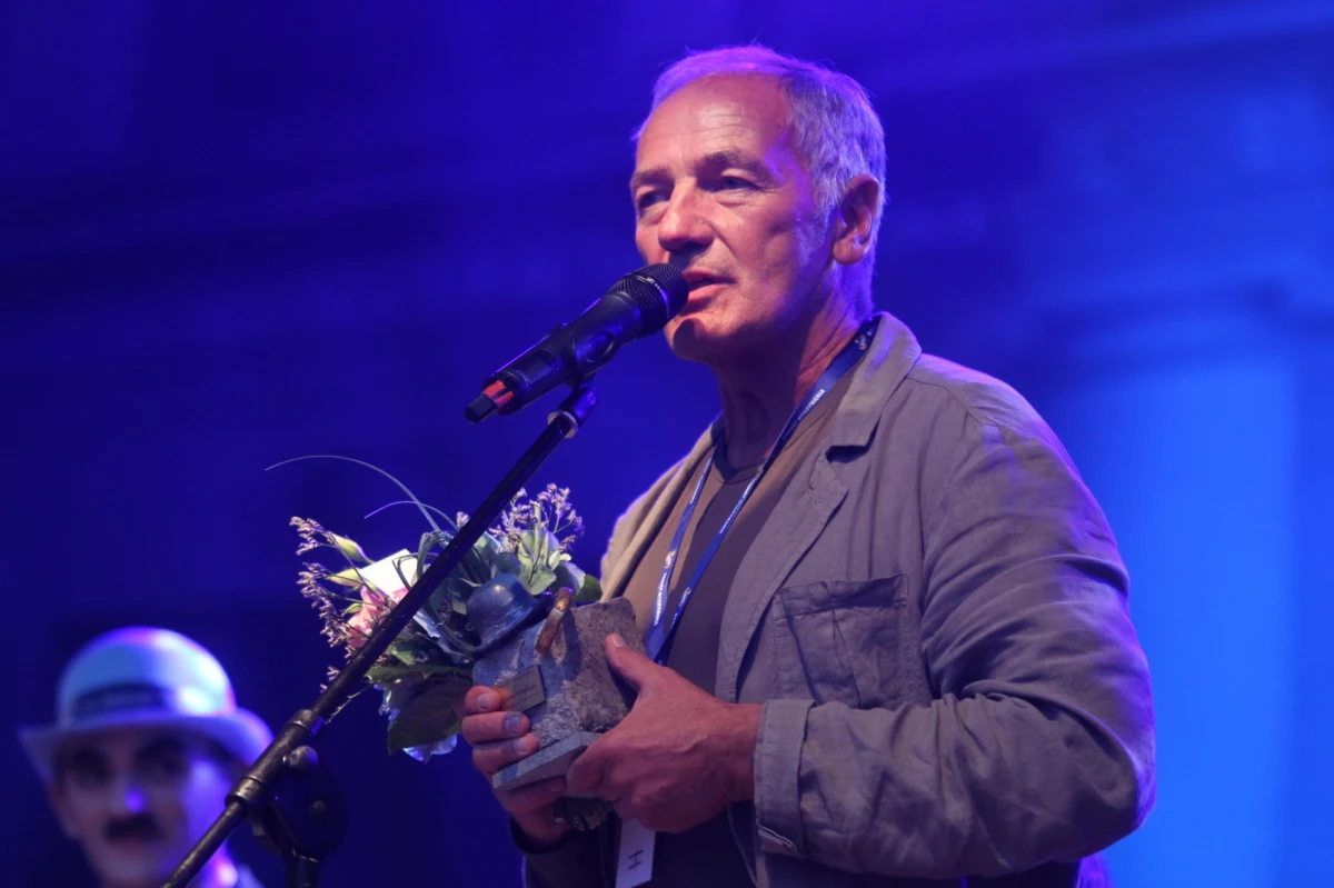 "Życie trzeba przeżyć ciekawie" – powiedział aktor Karol Strasburger, który dziś obchodzi 70. urodziny. W rozmowie z PAP przyznał też, że najbardziej lubi, kiedy ludzie są "po prostu pogodni".