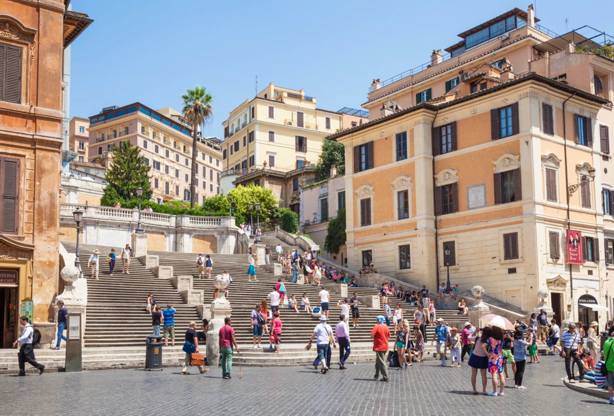 Władze Rzymu podjęły próbę położenia kresu chaosowi z taksówkami przy największym dworcu kolejowym, Termini. Burmistrz Virginia Raggi ogłosiła, że przez dwa miesiące w znalezieniu legalnej taksówki pomagać będą podróżnym... specjalnie wyznaczeni stewardzi.