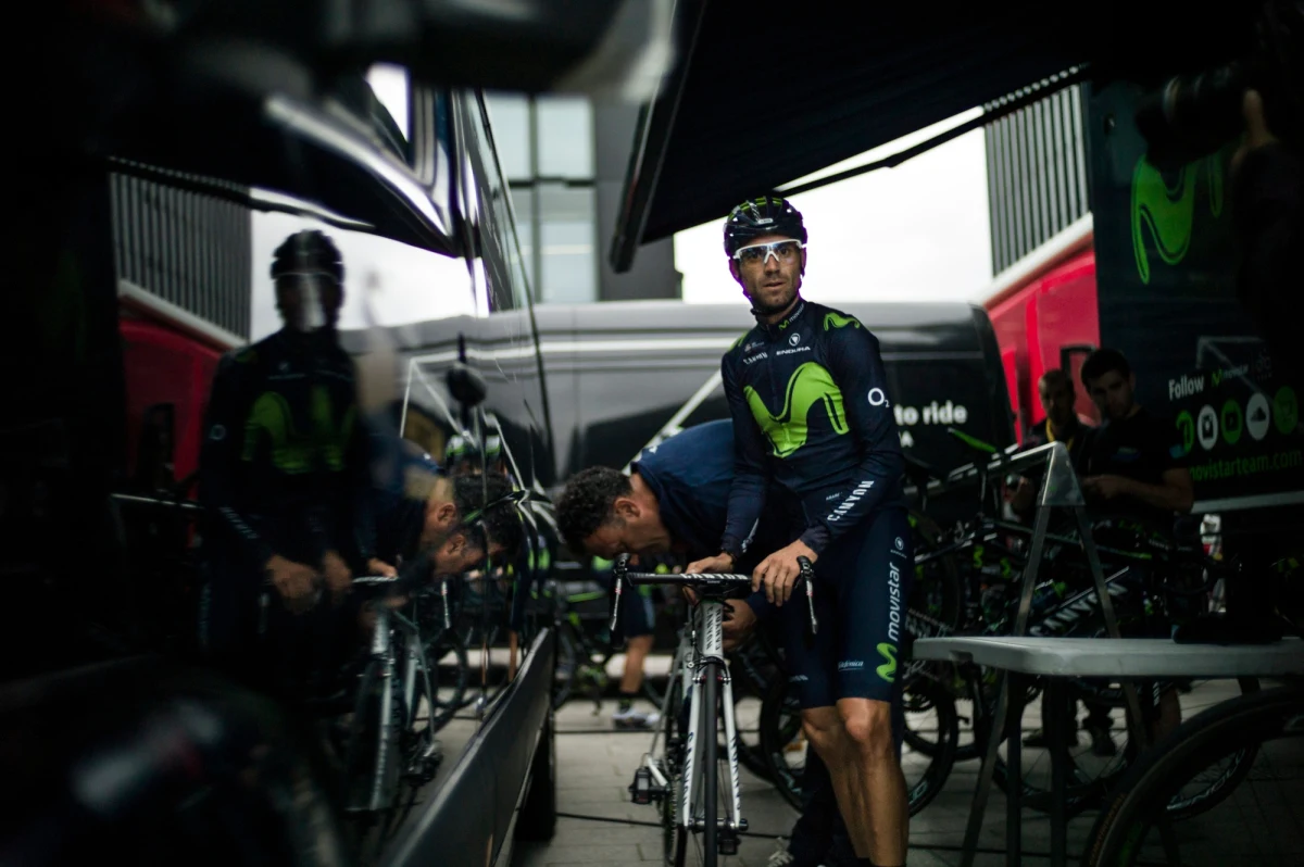 Hiszpan Alejandro Valverde (Movistar) jest już po operacji złamanej rzepki i jednej z kości w stawie skokowym. Już teraz wiadomo, że kolarz w tym sezonie nie wróci do rywalizacji. Kontuzji doznał w trakcie pierwszego etapu wyścigu Tour de France.