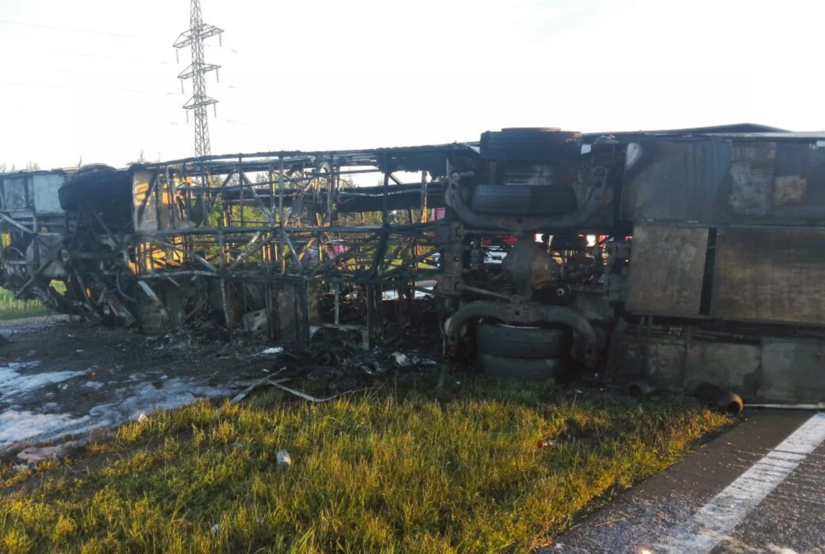 14 osób zginęło, a 14 odniosło obrażenia w zderzeniu autobusu z ciężarówką, do którego doszło po północy w Tatarstanie - podał rosyjski Komitet Śledczy.