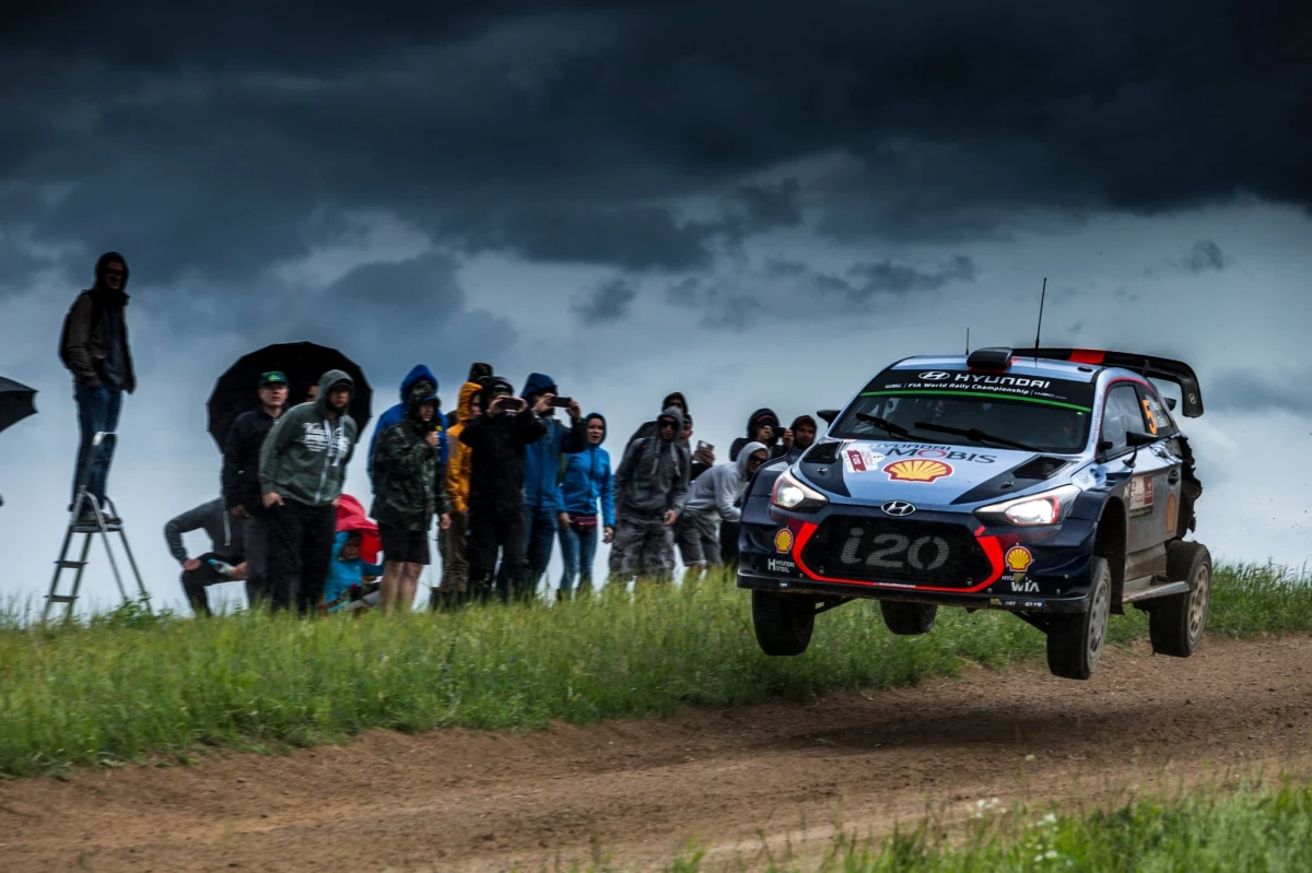 Belg Thierry Neuville (Hyundai I20 WRC) wygrywa 74. Rajd Polski! Drugie miejsce zajął Nowozelandczyk Hayden Paddon (Hyundai i20 Coupe WRC), a trzecie Francuz Sebastien Ogier (Ford Fiesta WRC).