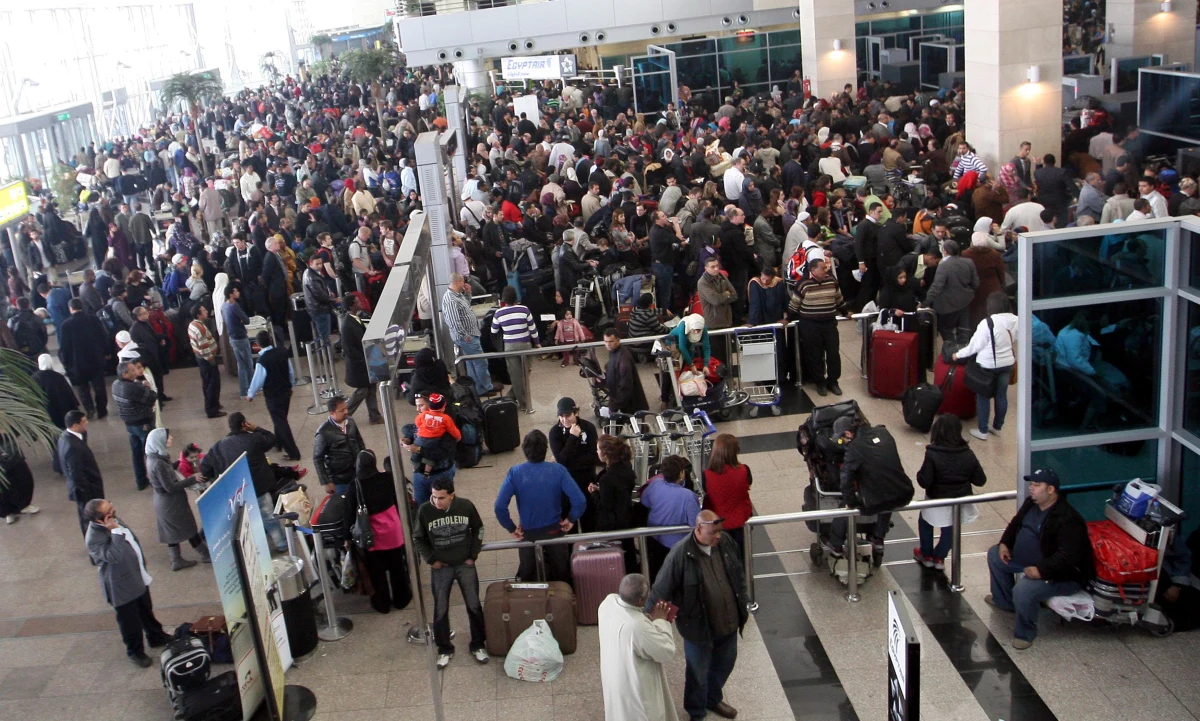 Z prawie 20-godzinnym opóźnieniem wylądował na warszawskim Lotnisku Chopina samolot z polskimi turystami, którzy wczoraj utknęli w Kairze po awaryjnym lądowaniu maszyny. Około 100-osobowa grupa wracała z wakacji w Hurghadzie do Polski. W nocy do Egiptu - po kilkunastu godzinach oczekiwania na lotnisku w Warszawie - kolejna grupa wyleciała do kurortów nad Morzem Czerwonym.