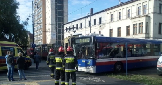 Pięć osób niegroźnie rannych w zderzeniu autobusu miejskiego z tramwajem w Bydgoszczy. Do wypadku doszło na skrzyżowaniu ulicy Dworcowej i Unii Lubelskiej.