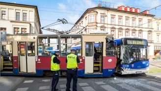 Bydgoszcz: Zderzenie autobusu z tramwajem. Są ranni