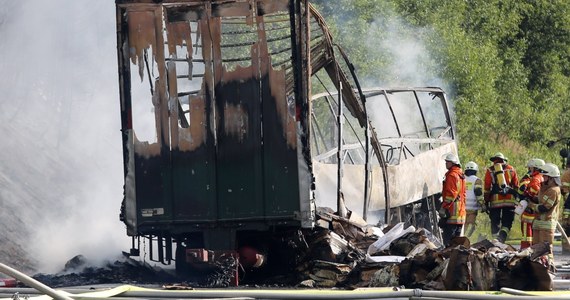 Niemiecka policja potwierdziła, że w wypadku na autostradzie A9 zginęło 18 osób. Autokar z 48 osobami najechał na ciężarówkę w Münchberg w Bawarii i stanął w płomieniach. Ciężko rannych zostało 30 osób. 