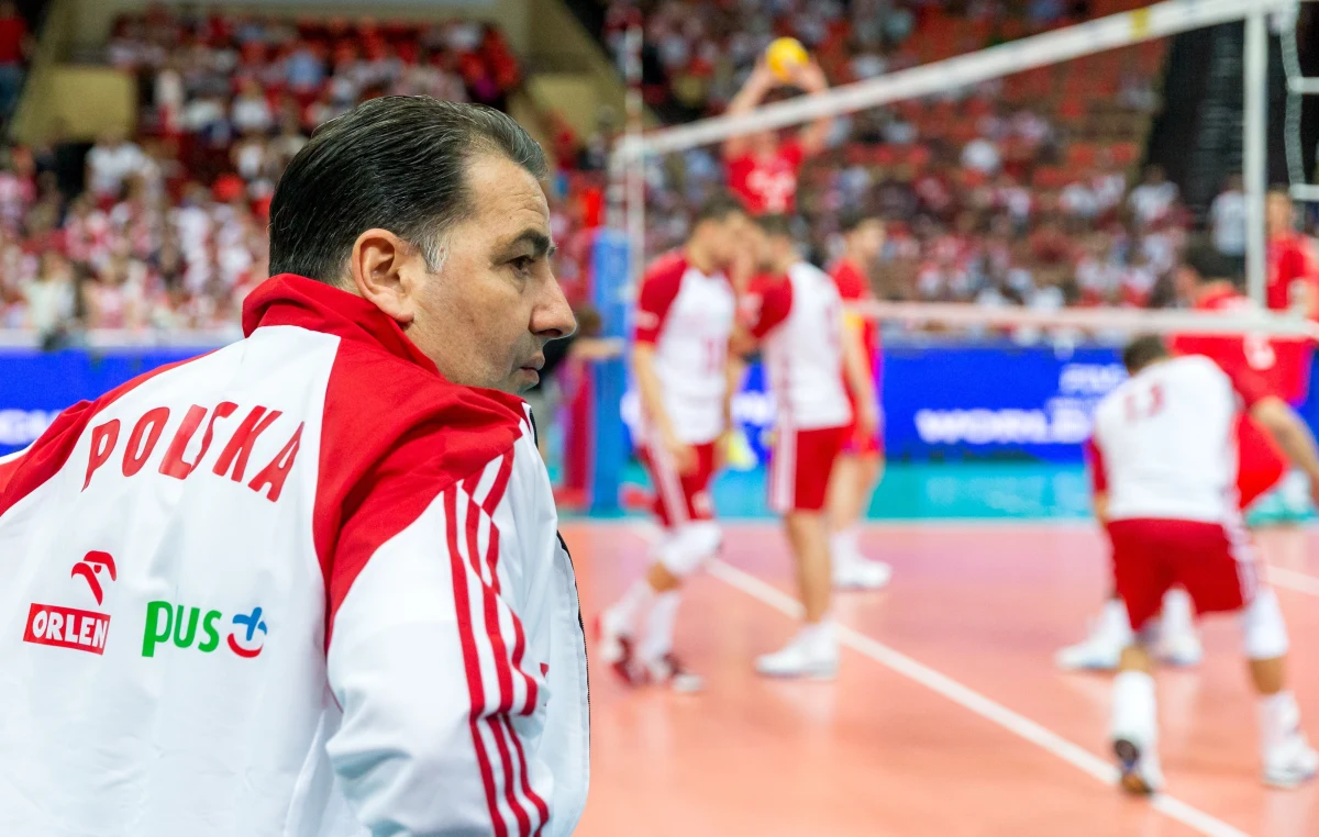 Ferdinando De Giorgi powoli odsłania karty przed zbliżającymi się siatkarskimi mistrzostwami Europy EuroVolley Poland 2017: poznaliśmy właśnie szeroki skład reprezentacji Polski! Impreza rozpocznie się 24 sierpnia i zakończy 3 września, zaś siatkarskie zmagania kibice będą mogli śledzić na żywo w Gdańsku, Szczecinie, Katowicach i Krakowie, a przez moment również w Warszawie - na PGE Narodowym rozegrany zostanie bowiem mecz otwarcia, w którym zmierzą się reprezentacje Polski i Serbii.